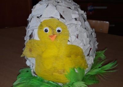Zabawka z recyklingu przedstawiająca kurczaka