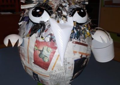 Zabawka z recyklingu przedstawiająca ptaka
