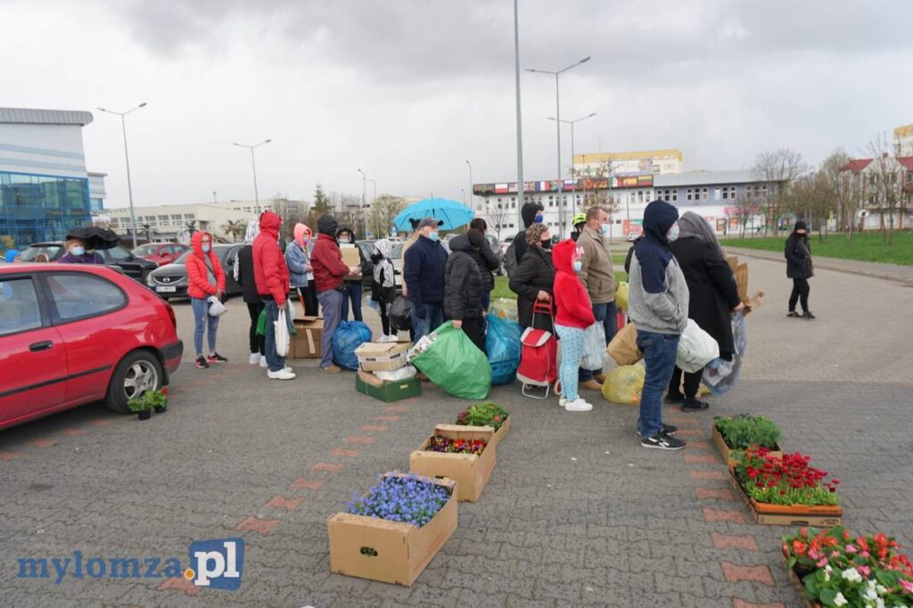Mieszkańcy stoją w kolejce po odbiór sadzonek za segregację odpadów